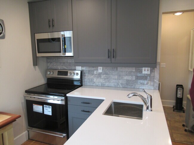 Building Photo - 55 Nichols St