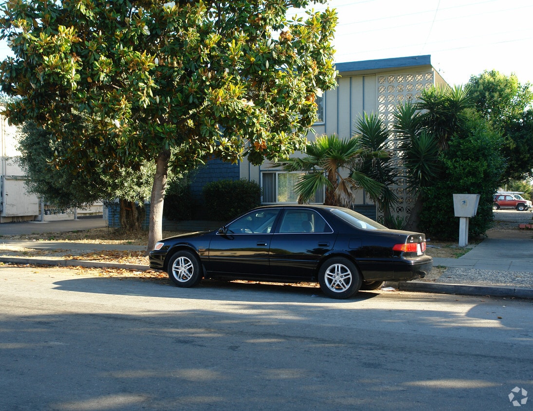 Primary Photo - 677 Iris Ave