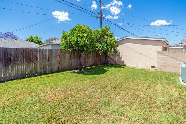 Building Photo - 3-bedroom, 2-bathroom home located in the vibrant city of Long Beach