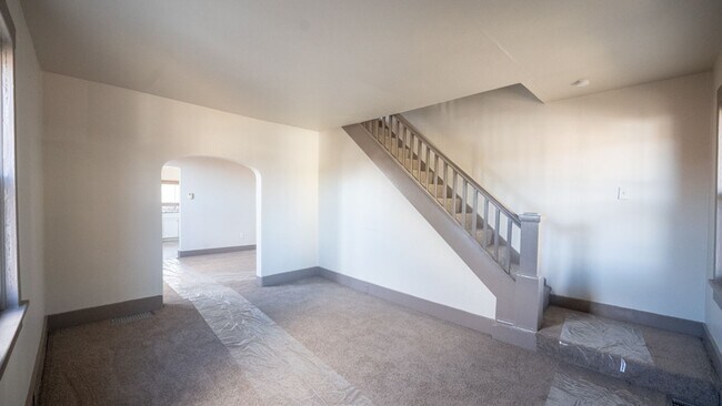 Building Photo - Updated 2 bed/1 bath apartment for rent in...