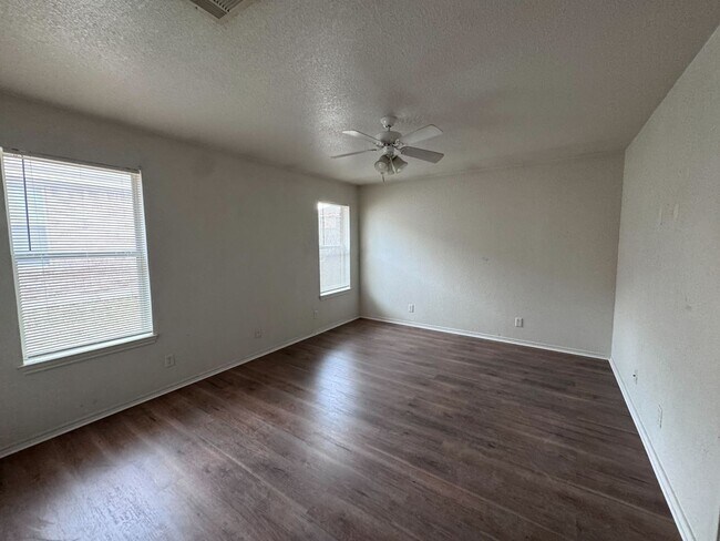 Building Photo - 4 bedroom, 2 bath