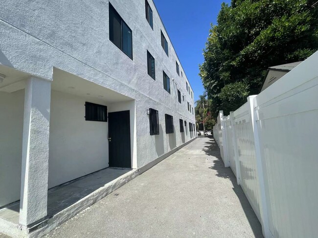 Building Photo - 3711 Halldale Ave