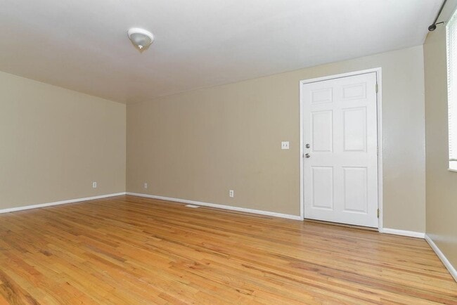 Building Photo - Beautiful duplex for rent with carport