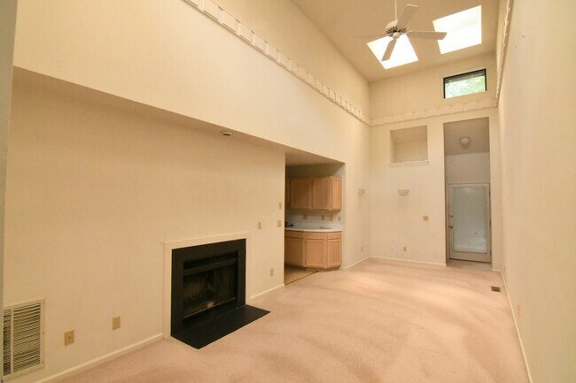 Foto del edificio - 2BD/2BA Behind Stonefield Shopping Center!