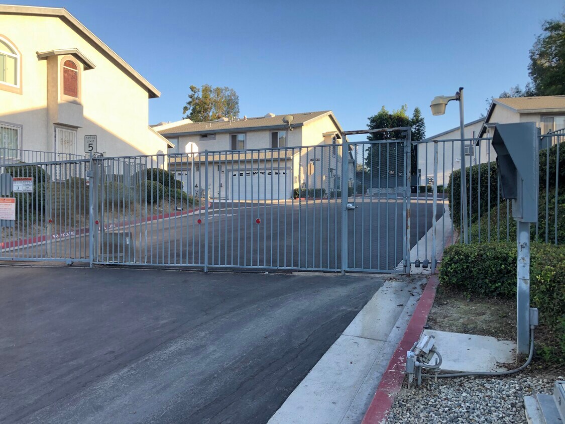 Foto principal - 8051 Loren Ln