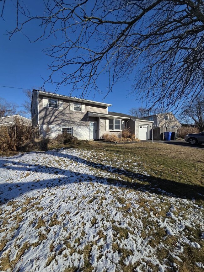 Building Photo - 895 Salem Dr