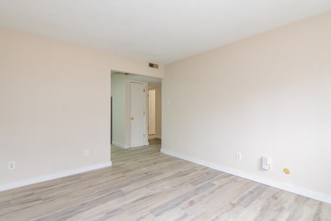 Building Photo - Forest Creek Apartments