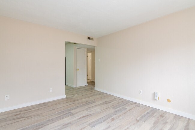 Foto del edificio - Forest Creek Apartments