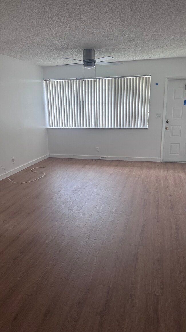 Building Photo - 9952 Twin Lakes Dr