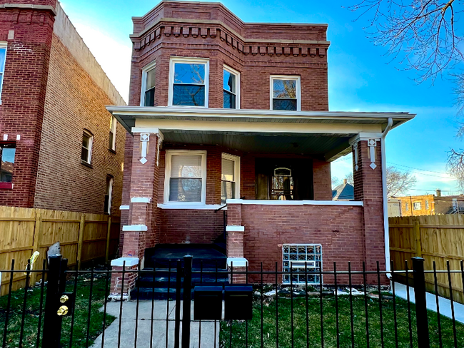 Building Photo - 6744 S St Lawrence Ave