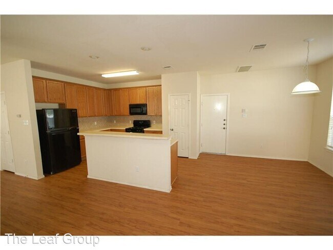 Building Photo - 3 br, 2.5 bath House - 408 Yucca House Dr