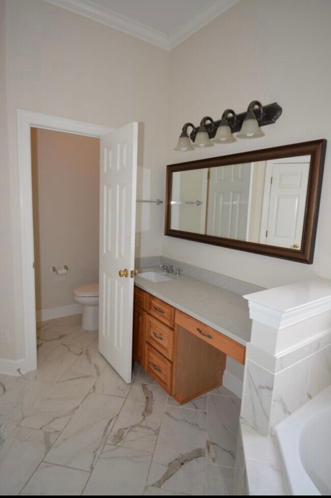 Foto del edificio - 2206 Wyndgate Dr