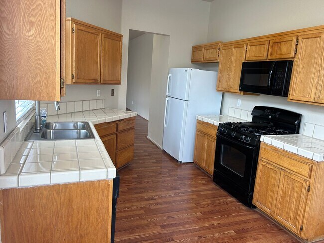 Building Photo - Beautiful Single Story 3 Bedroom 2 Baths  ...