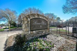 Building Photo - 10855 Meadowglen Ln