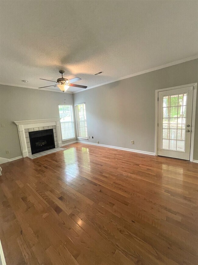 Building Photo - Beautiful 3 bedroom 2.5 bath two story hom...