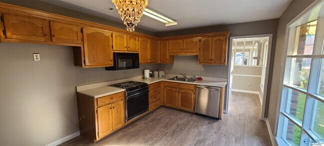 Building Photo - 420 Autumnwood Dr SW