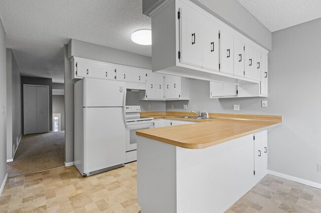 Building Photo - 3BR/2Bath Townhome Available Now!