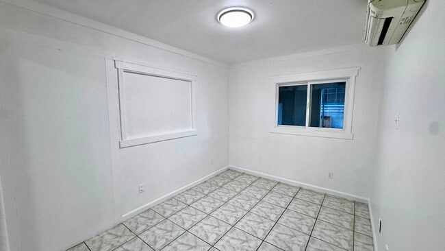 Building Photo - 1128 Elm St