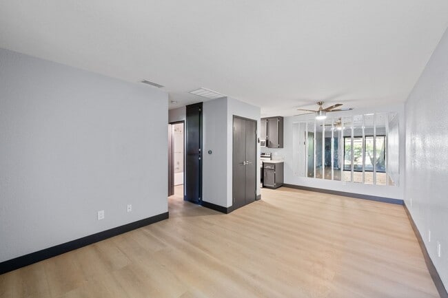 Building Photo - Palm Springs Villas Condo