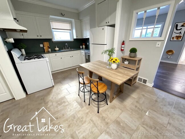 Foto del edificio - Charming 3 Bedroom 2 Bathroom now availabl...