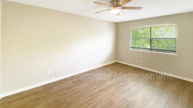Building Photo - 702 Navarro Dr