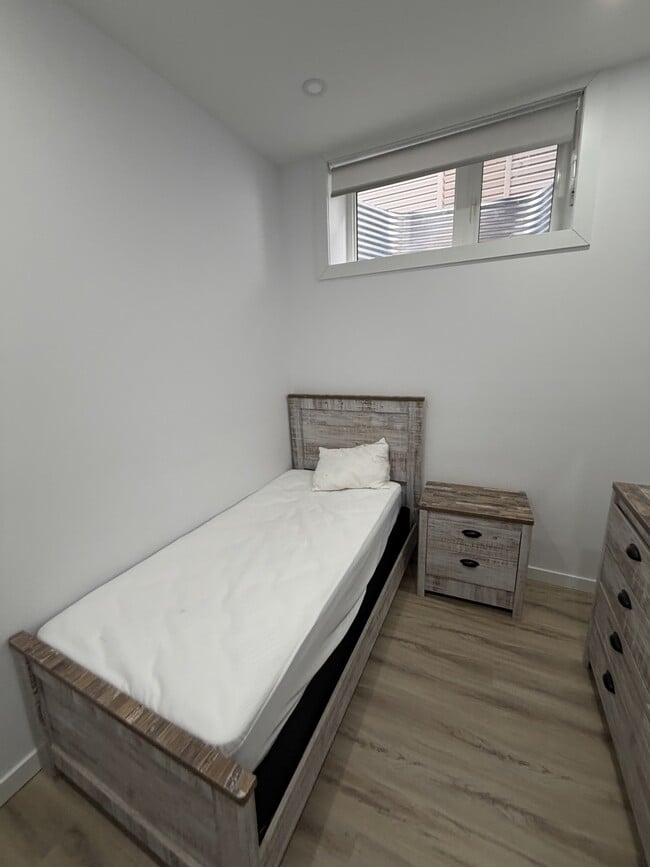 Building Photo - Room Rental / Student Rental