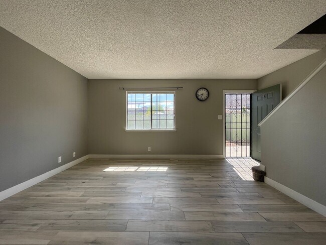 Foto del edificio - 2 BED 2 BATH TOWNHOUSE NEAR LAKE MEAD AND HOLLYWOOD