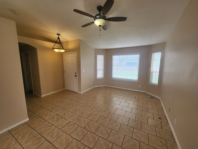 Building Photo - 3 Bedroom Home