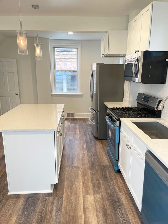 Building Photo - Entirely Remodeled 3 Bedroom, 1 Bathroom i...