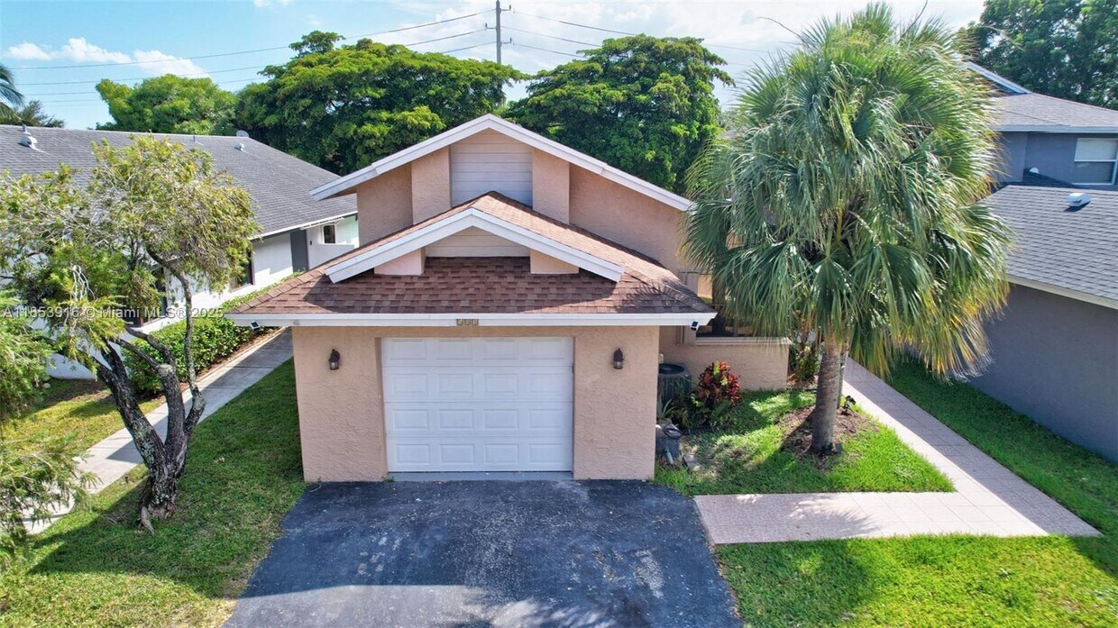 Foto principal - 581 Lakeside Cir