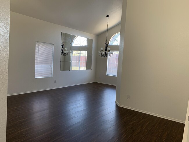 Building Photo - 3115 Crowne Dr