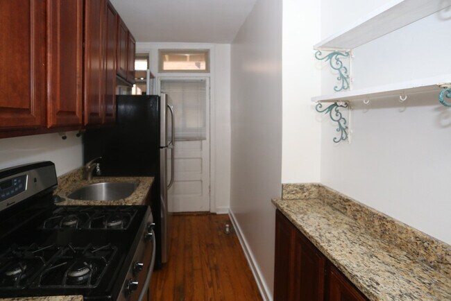 Building Photo - 543 W Surf St