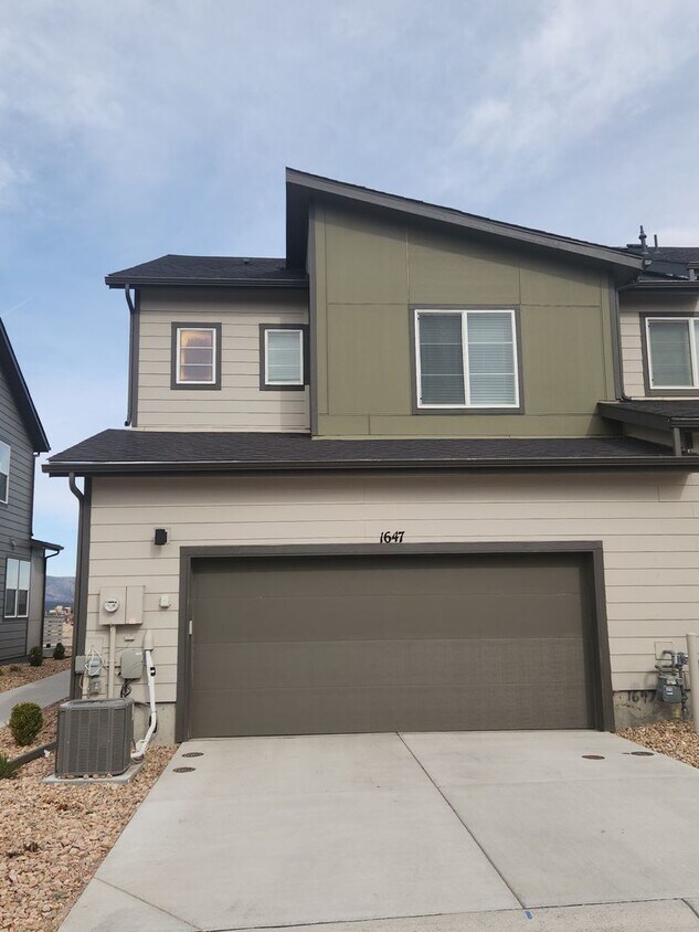 Foto principal - 3 bedroom - Victory Ridge Townhome! Near V...