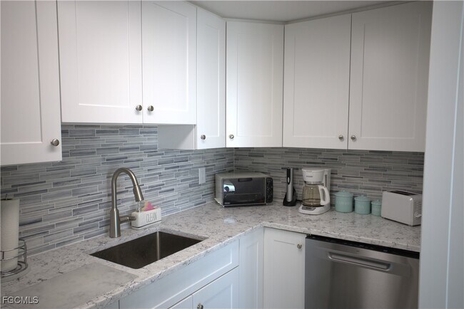 Foto del edificio - 58 N Collier Blvd