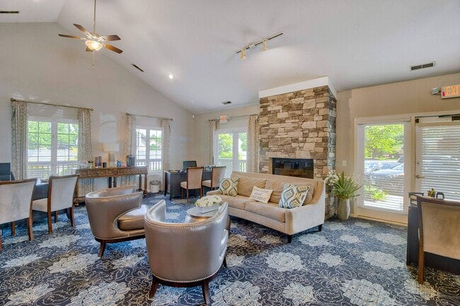 Casa club repleta de comodidades - Hilliard Station Apartments