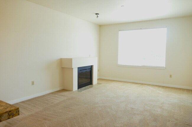 Building Photo - Light and Bright Top Floor 1 Bedroom + Den...