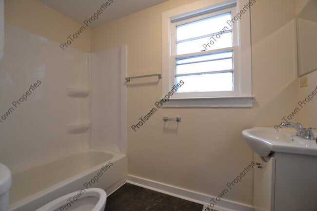 Building Photo - 329 White Ave