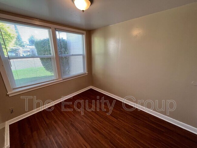 Building Photo - 420 W Willow St