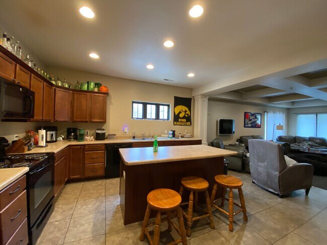 Foto del edificio - $4,400 | 5 Bedroom, 3 Bathroom Condo | NO ...