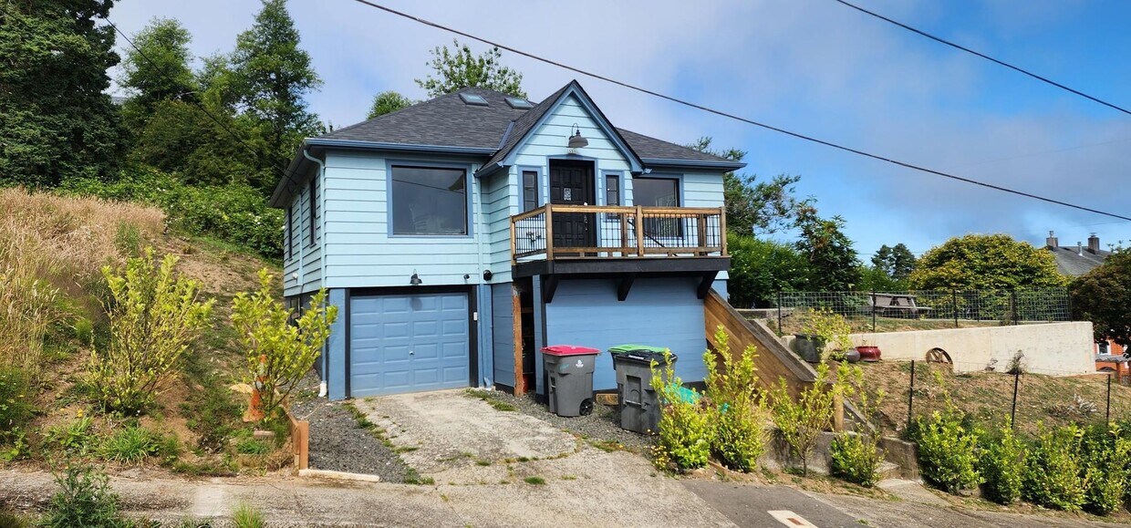 Foto principal - A Beautiful Home with Great Views!