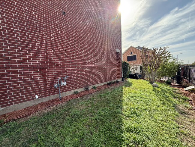 Foto del edificio - 9801 Riddlelink Ln