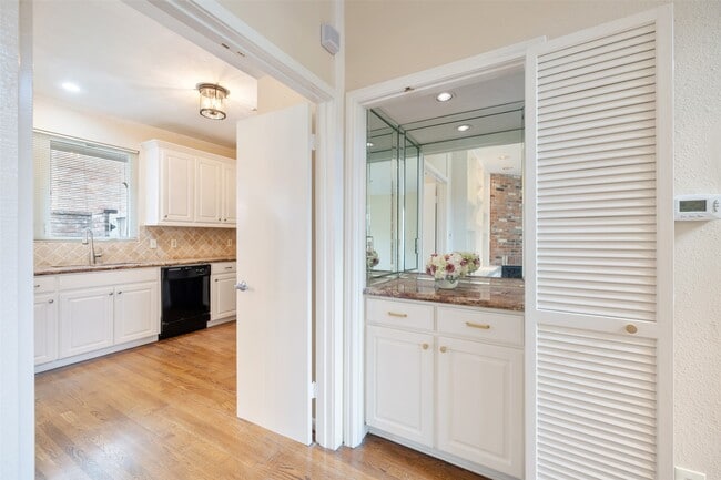 Building Photo - 5850 Valley Forge Dr