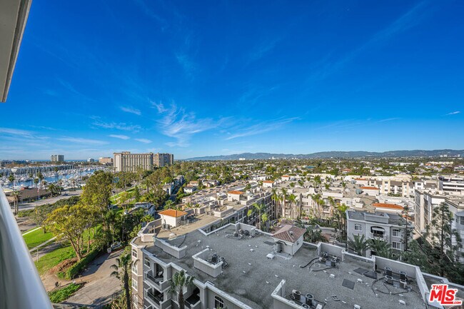 Foto del edificio - 13700 Marina Pointe Dr