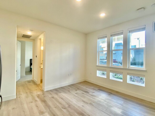 Foto del edificio - Room For Rent In Excellent Condo