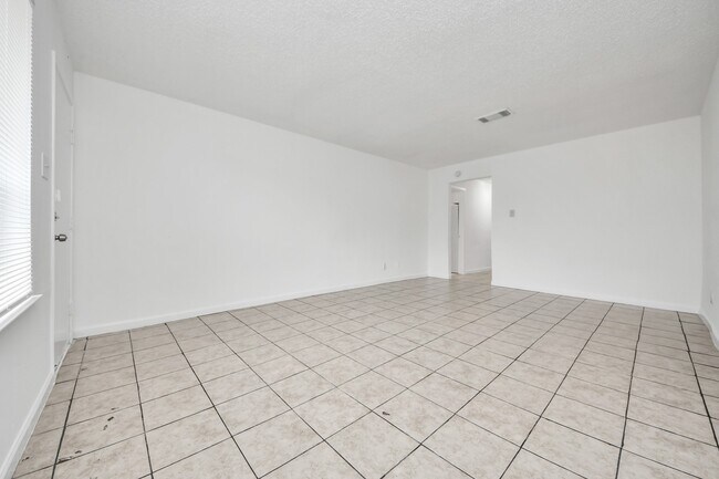 Foto del edificio - 15534 Weldon Dr