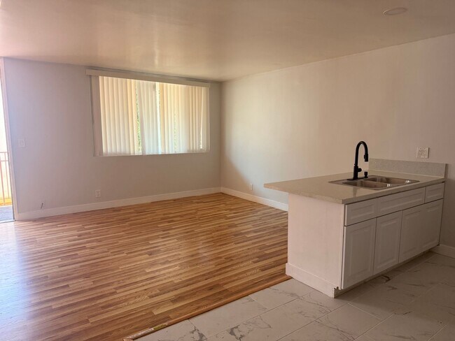 Building Photo - Charming 1 Bedroom Apartment with Pool, Patio & Flexible Month-to-Month Lease