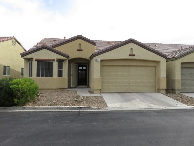 Building Photo - Huge family room with kitchen nicely tucked in the middle.