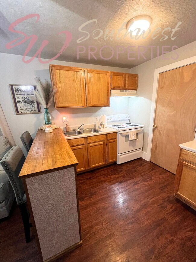 Foto del edificio - Your Own Space — Large 1 Bedroom Just One Block from Campus