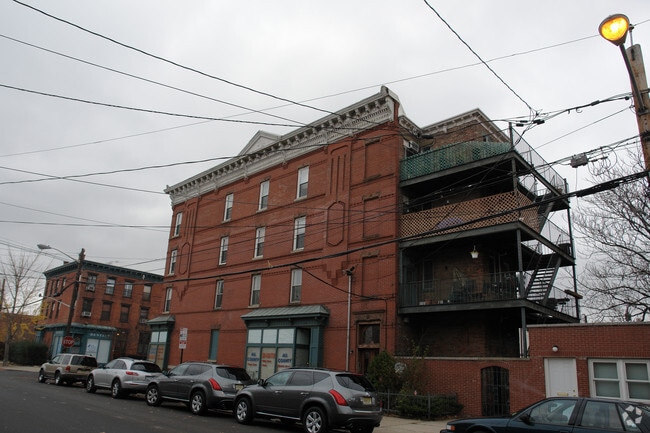 Building Photo - 278 Monmouth St