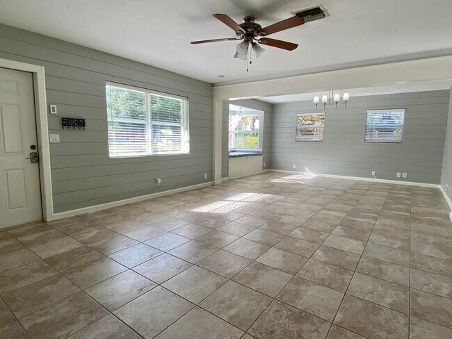 Building Photo - 12204 Colony Ave